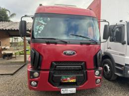 FORD - CARGO 2428 - 2011/2012 - Vermelha - R$ 275.000,00